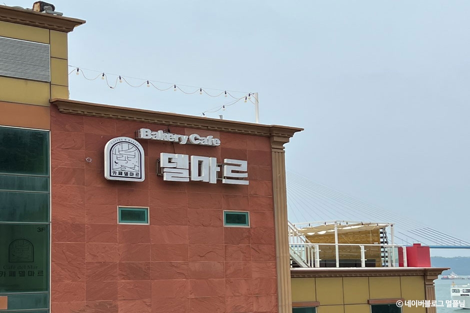 Cafe del Mar, a seaside bakery cafe in Mokpo overlooking the ocean